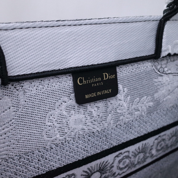 medium D*or book tote