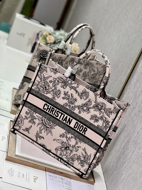 large D*or book tote