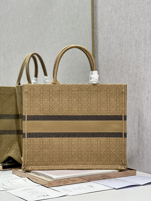 large D*or book tote
