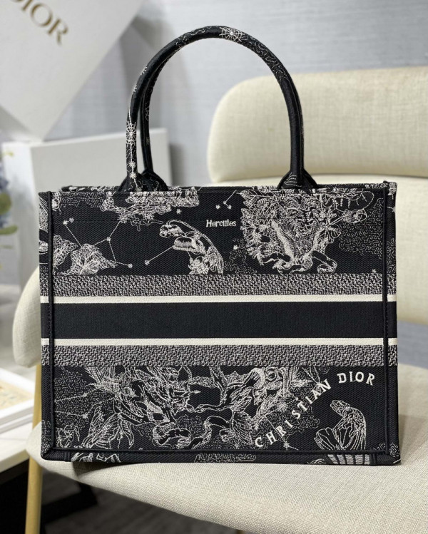 medium D*or book tote
