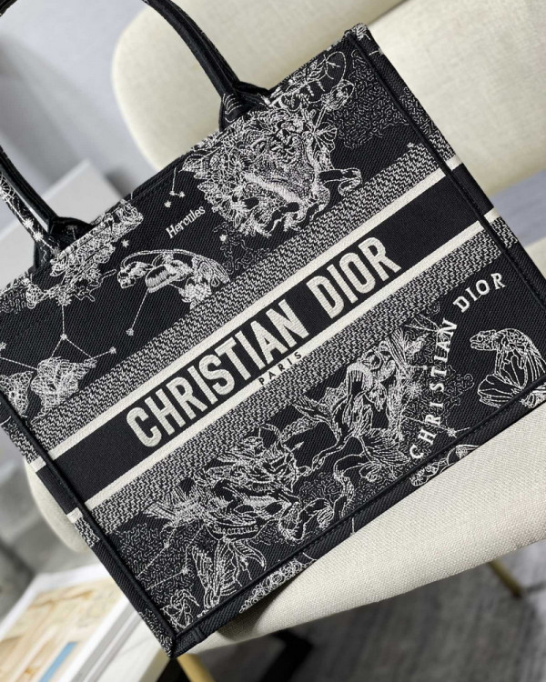 medium D*or book tote