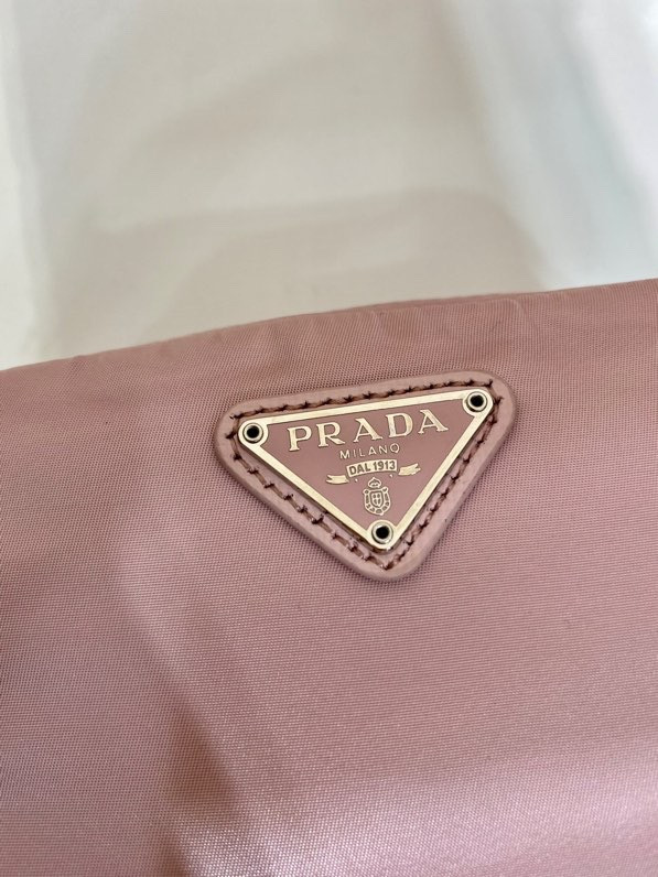 Pra*a re-nylon necessaire