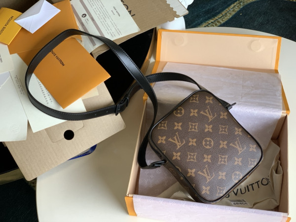l**is V*t*n christopher wearable wallet