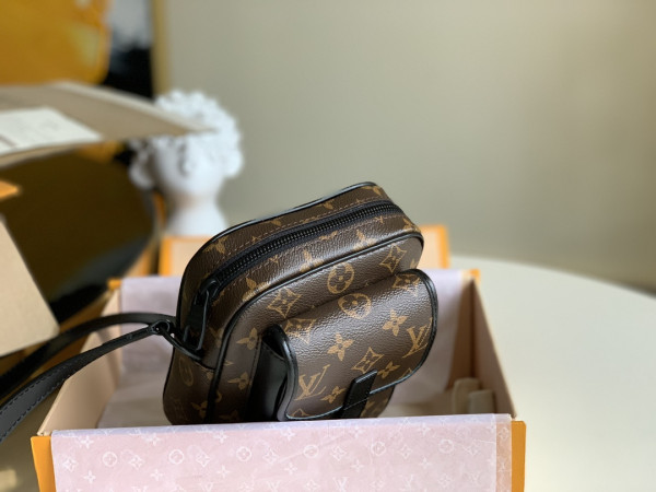 l**is V*t*n christopher wearable wallet