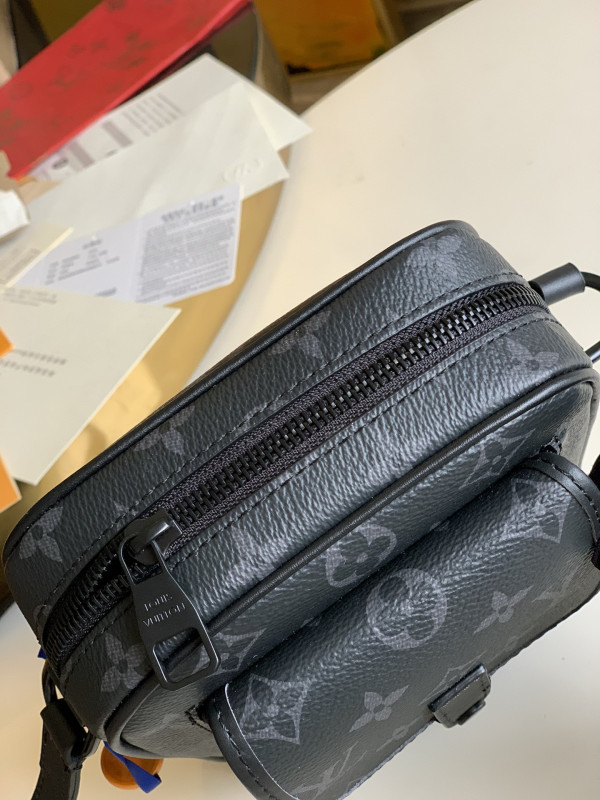 l**is V*t*n christopher wearable wallet