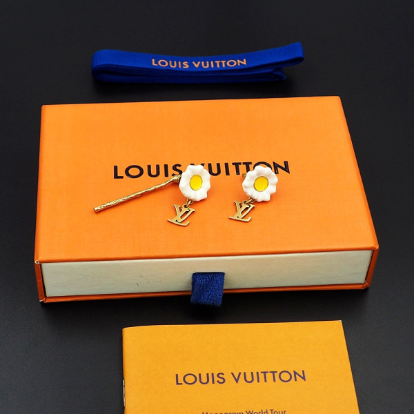 l**is V*t*n earrings