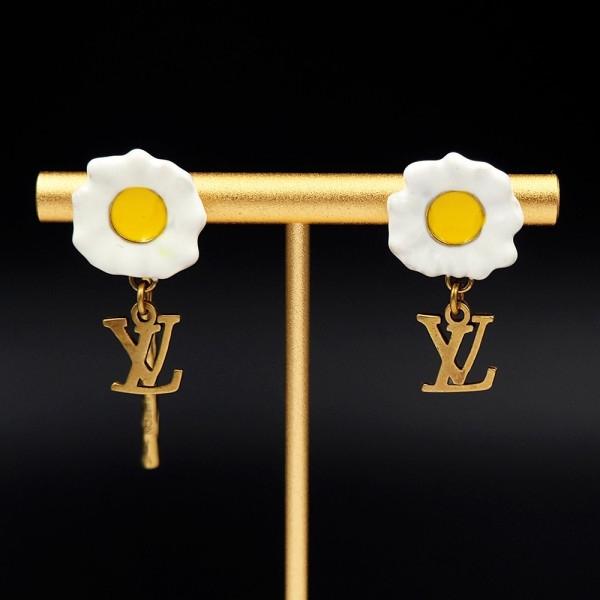 l**is V*t*n earrings