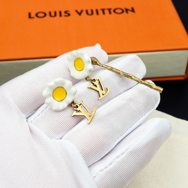 l**is V*t*n earrings