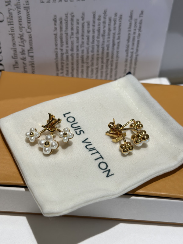 l**is V*t*n earrings