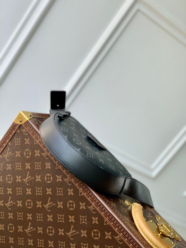 l**is V*t*n moon crossbody