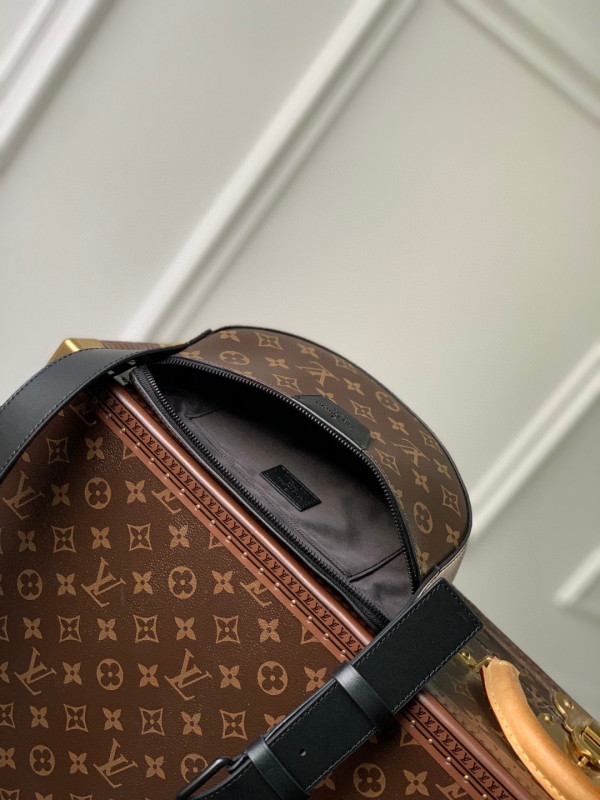 l**is V*t*n moon crossbody