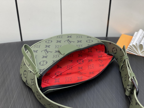 l**is V*t*n moon crossbody