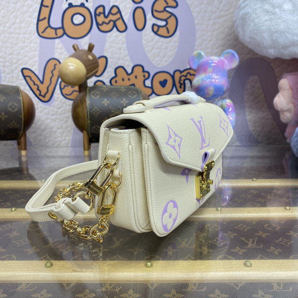 l**is V*t*n pochette metis east west