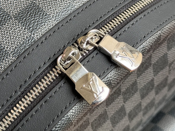 l**is V*t*n discovery backpack pm