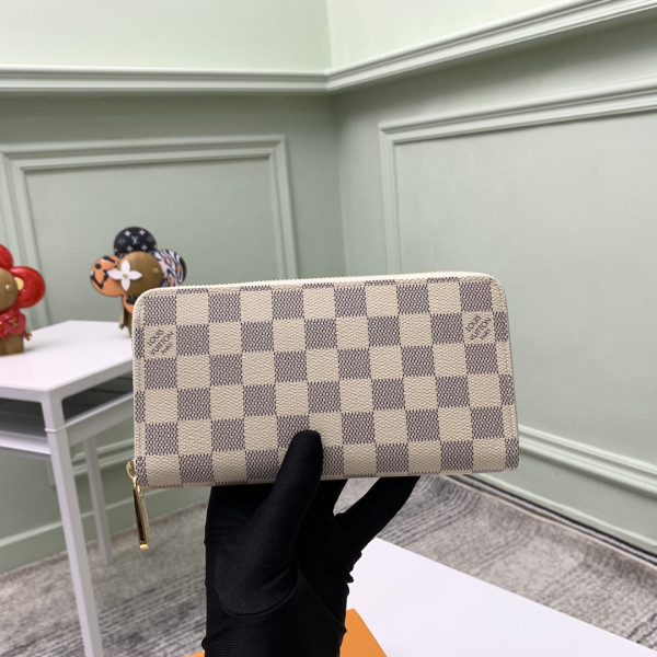 l**is V*t*n zippy wallet