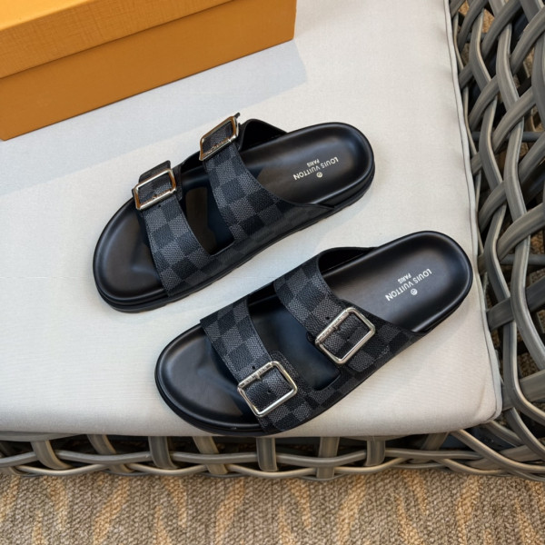 l**is V*t*n slippers
