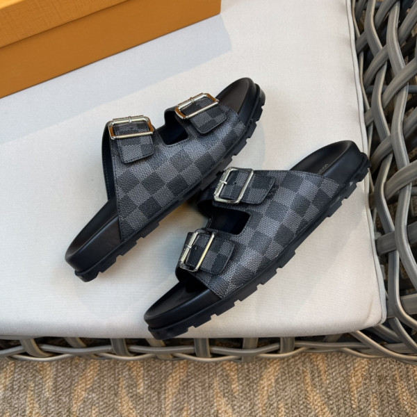 l**is V*t*n slippers
