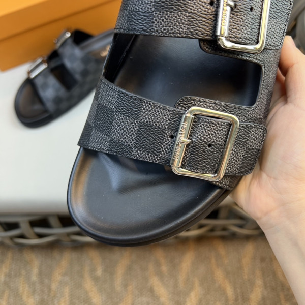 l**is V*t*n slippers