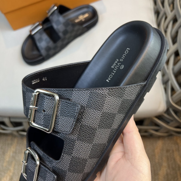 l**is V*t*n slippers