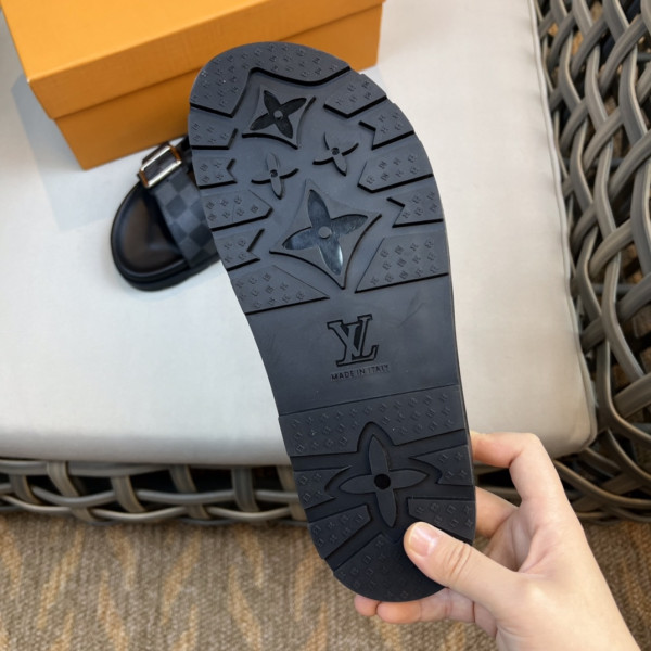 l**is V*t*n slippers