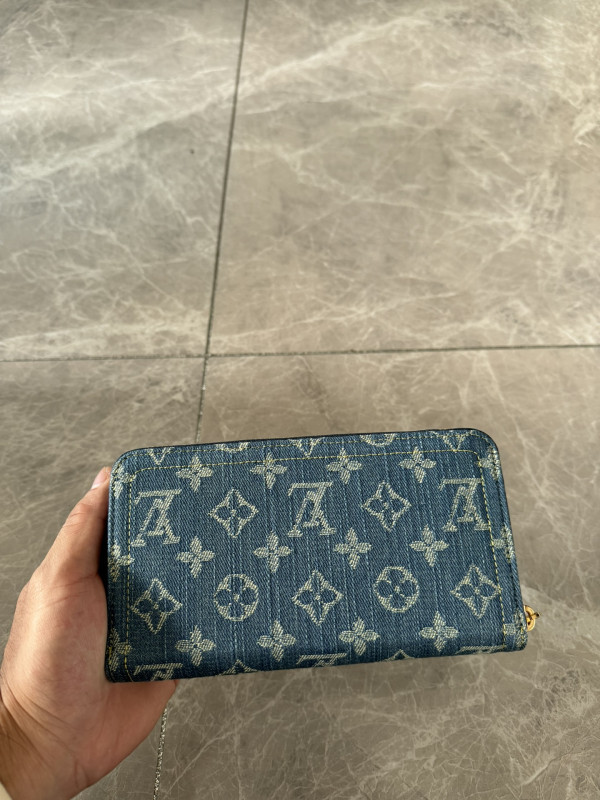 l**is V*t*n zippy wallet