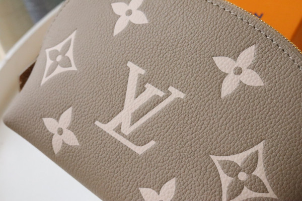 l**is V*t*n cosmetic pouch