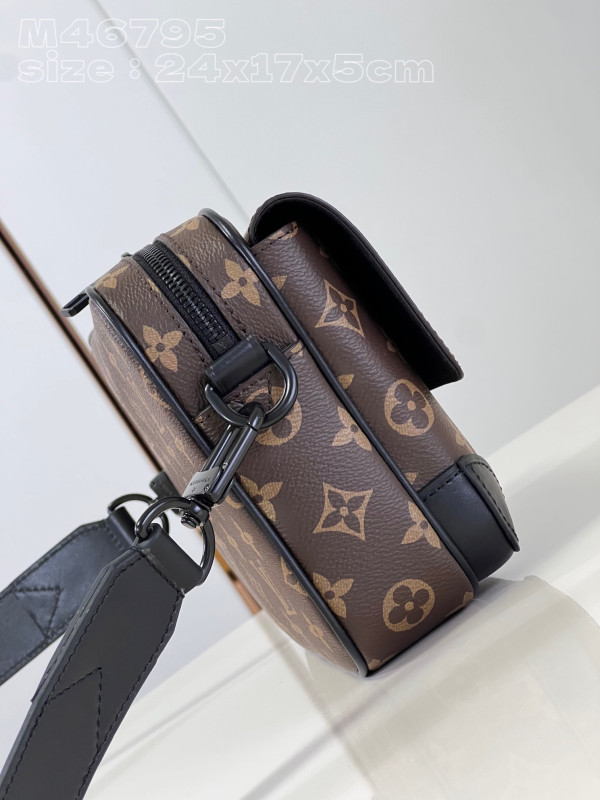 l**is V*t*n steamer wearable wallet-23.5*17*6cm