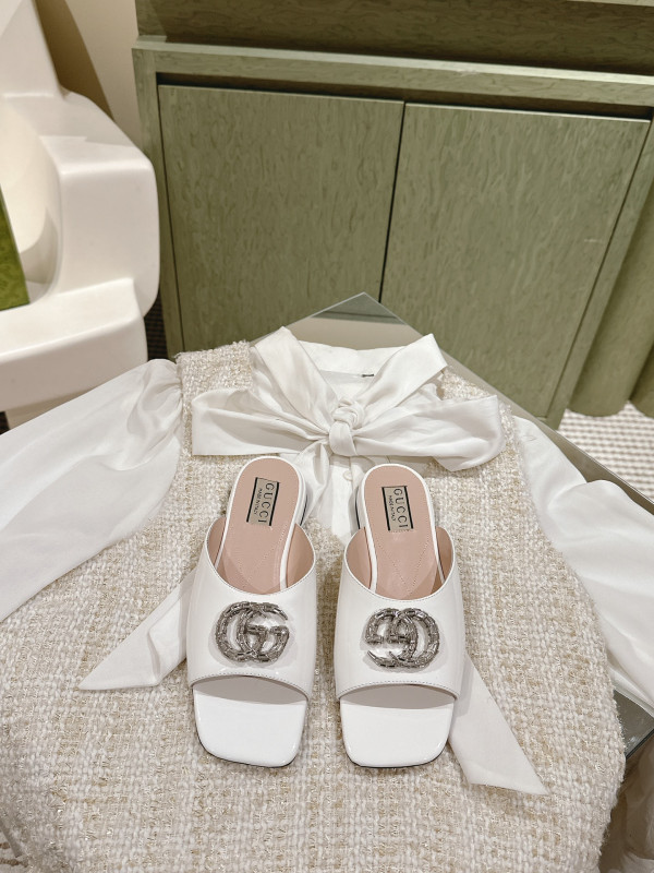 G*u*i slide sandals