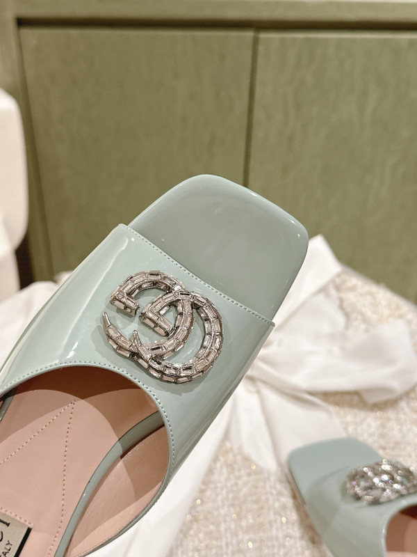 G*u*i slide sandals