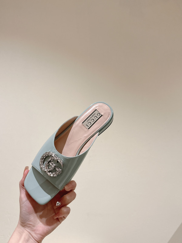 G*u*i slide sandals