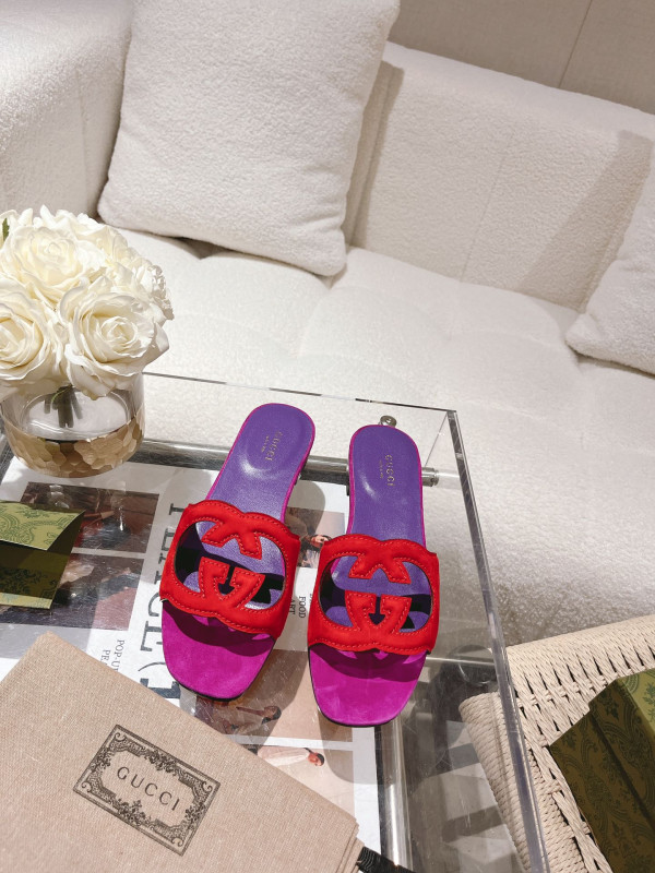 G*u*i slide sandals