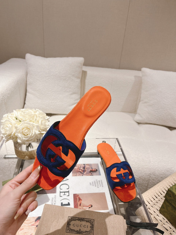 G*u*i slide sandals