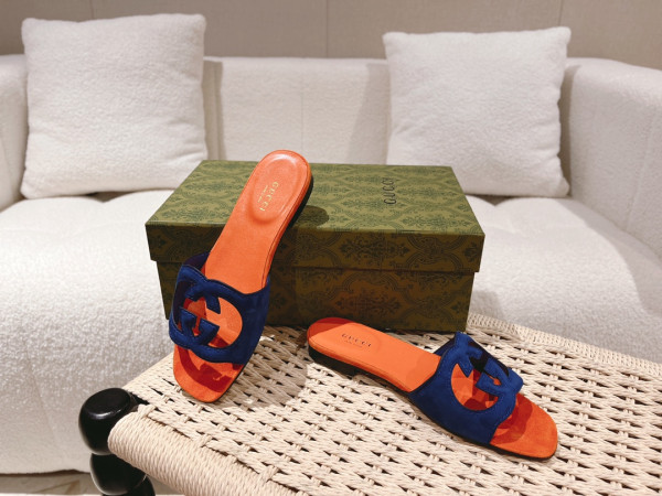 G*u*i slide sandals