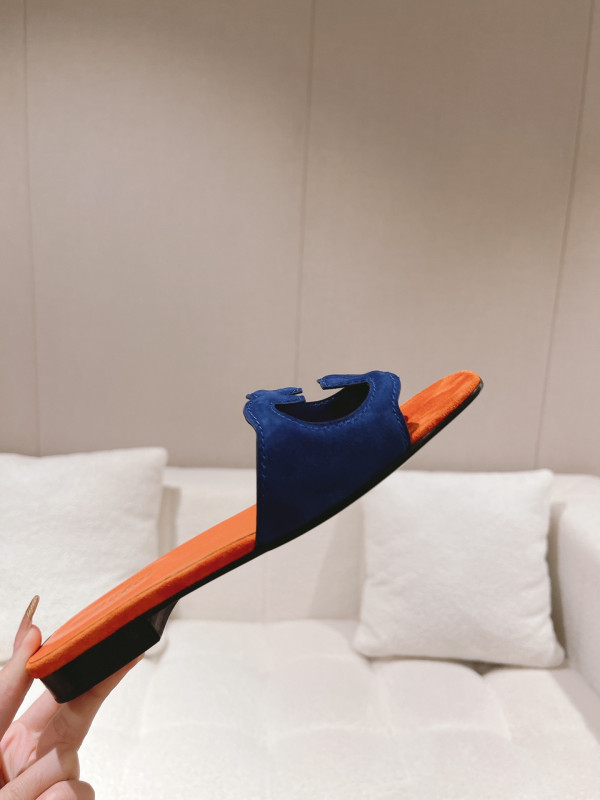 G*u*i slide sandals