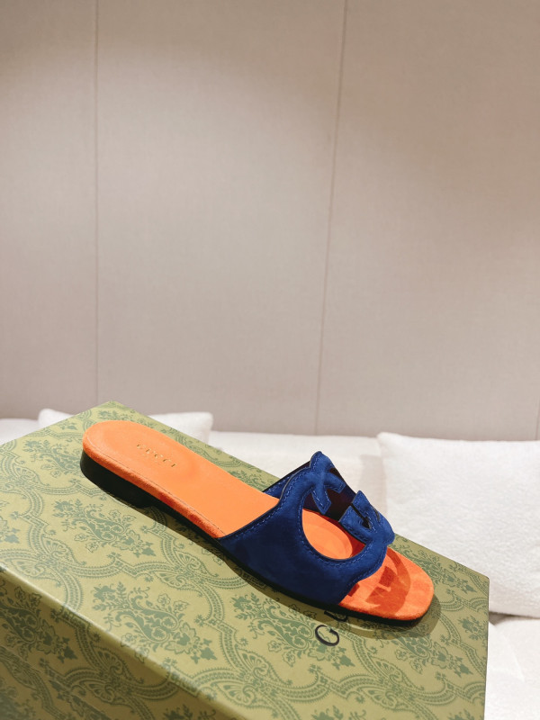 G*u*i slide sandals
