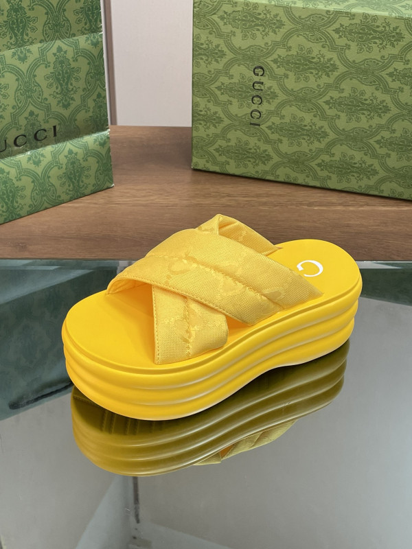 G*u*i slide sandals