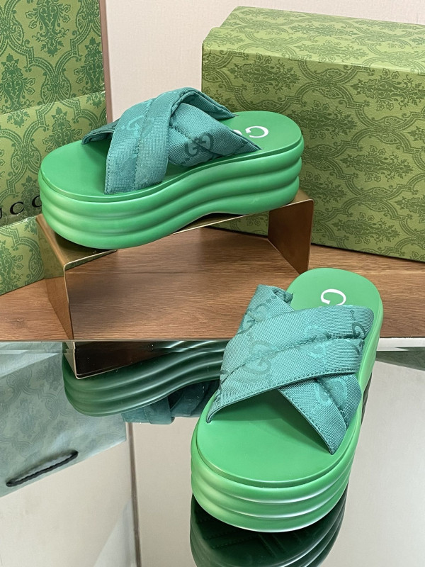 G*u*i slide sandals