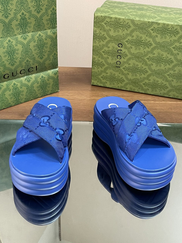 G*u*i slide sandals