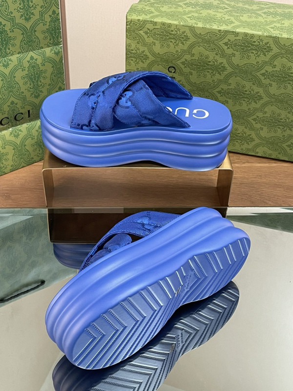 G*u*i slide sandals