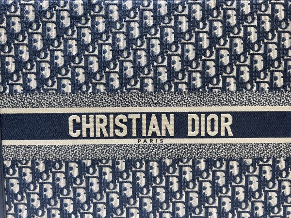 D*or oblique book tote-41×35×18cm