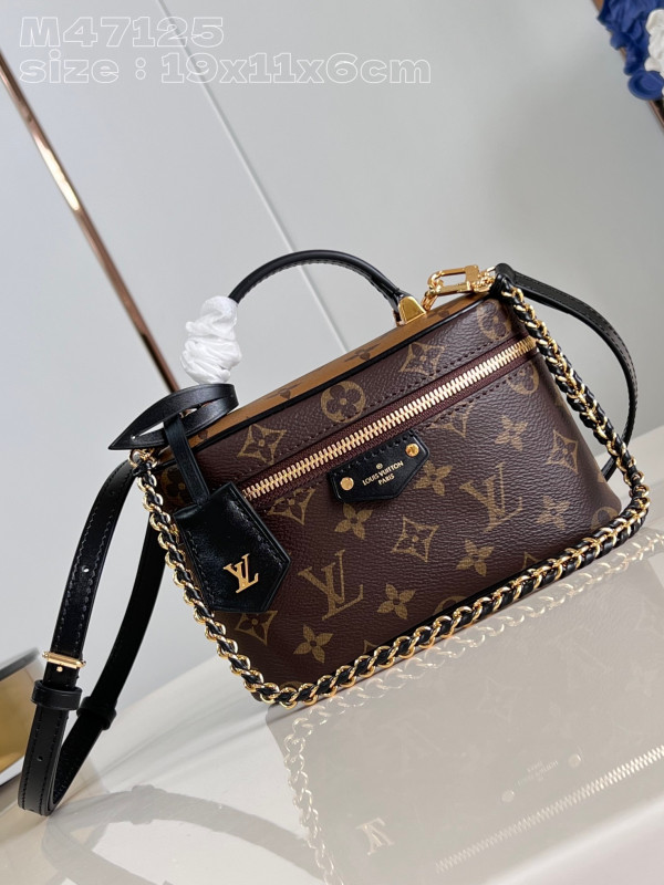 l**is V*t*n vanity chain pouch-19 x 11.5 x 6.5 cm