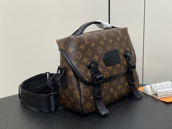 l**is V*t*n trail messenger-31*22*11cm