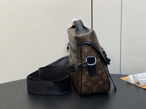 l**is V*t*n trail messenger-31*22*11cm