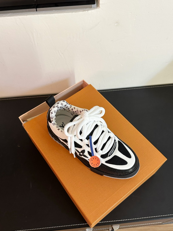 l**is V*t*n sneakers