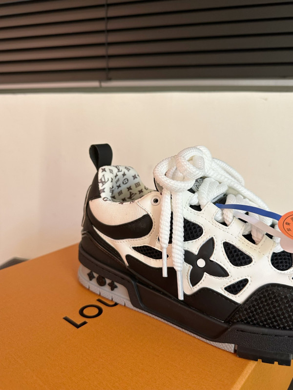 l**is V*t*n sneakers