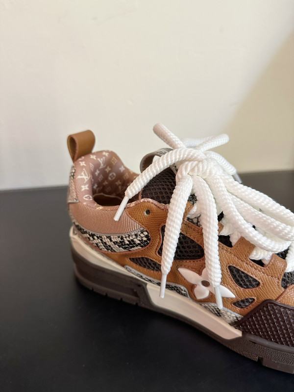 l**is V*t*n sneakers
