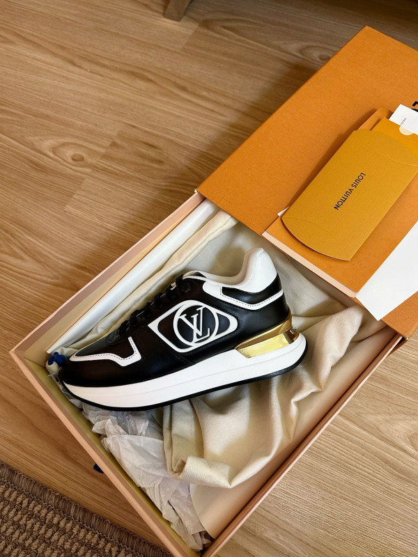 l**is V*t*n sneakers