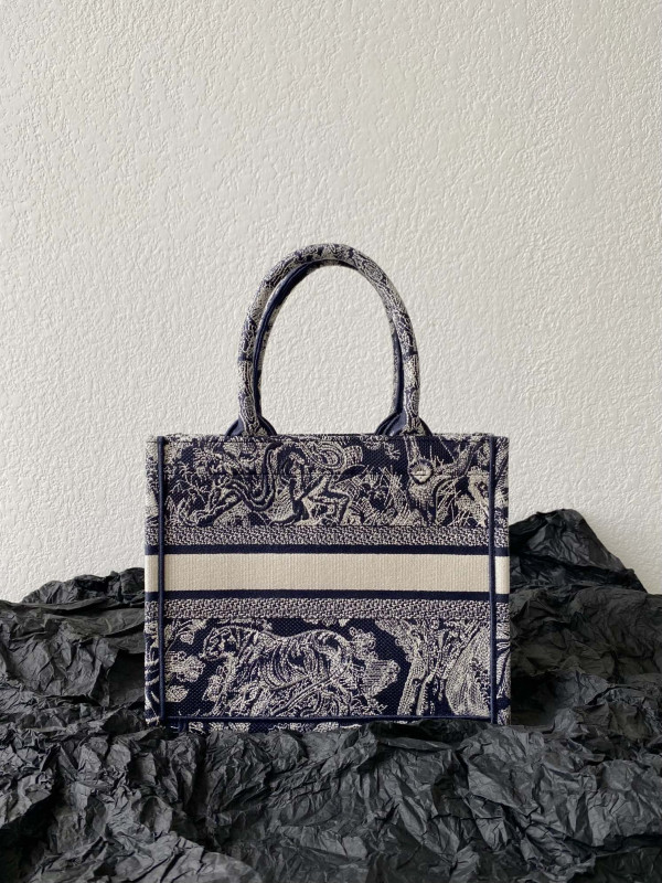 D*or oblique book tote-26.5×21×14cm