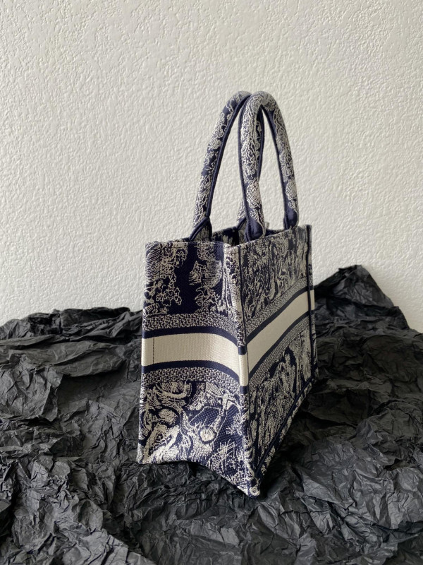 D*or oblique book tote-26.5×21×14cm
