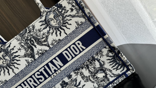 medium D*or book tote-36*18*28cm